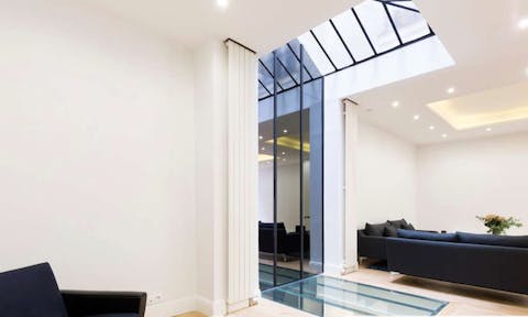 Beautiful Gallery in Le Marais - Image 0