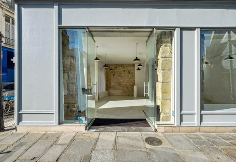 Corner space on Rue de Turenne - Image 1