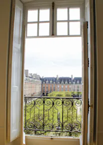 Place des Vosges Fashion Showroom - Image 0