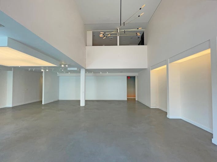 Beautiful 3-Story Space on Melrose - Image 1