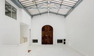 Showroom on Rue des Filles Du Calvaire - Image 3