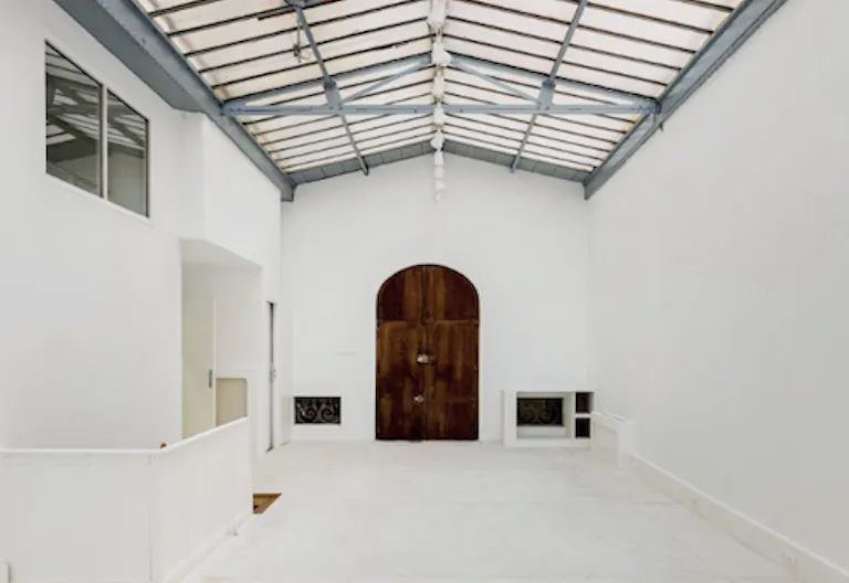 Showroom on Rue des Filles Du Calvaire - Image 3
