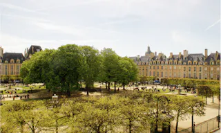 Place des Vosges Fashion Showroom - Image 1
