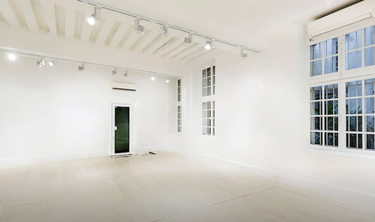 Gallery space on Rue du Temple - Image 0