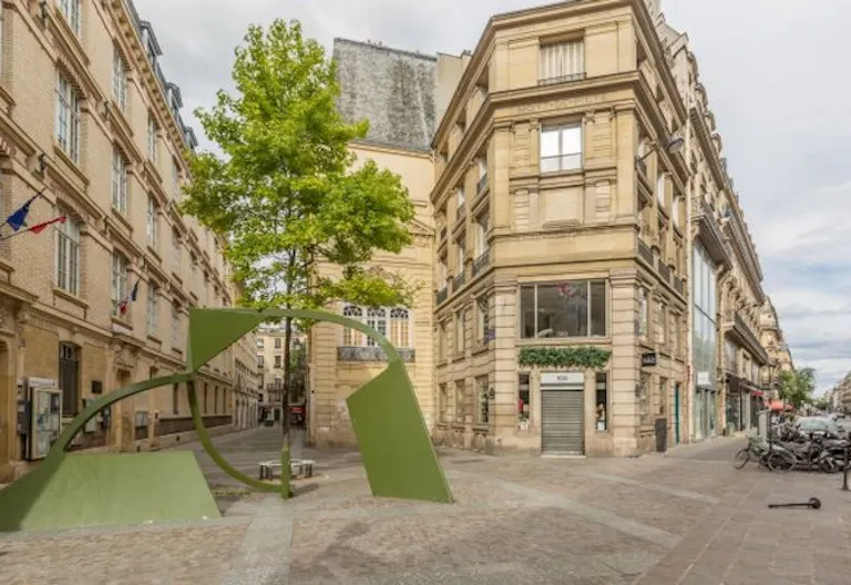 Stunning store on Rue Étienne Marcel - Image 3
