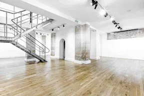 Large Fashion Showroom Rue des Minimes - Image 8