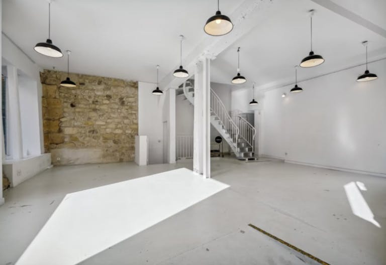 Corner space on Rue de Turenne - Image 2
