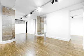 Large Fashion Showroom Rue des Minimes - Image 10