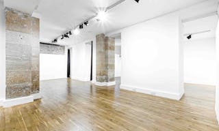 Large Fashion Showroom Rue des Minimes - Image 10