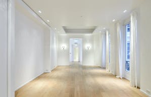 Showroom Opera - Image 1