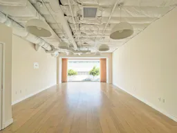 Beautiful 3-Story Space on Melrose - Image 5