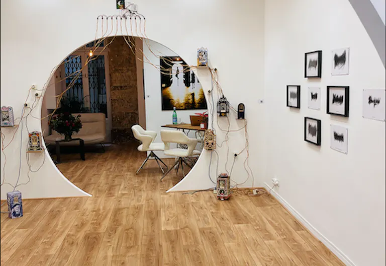Espace atypique en face des Bains, au coeur du Marais - Image 3