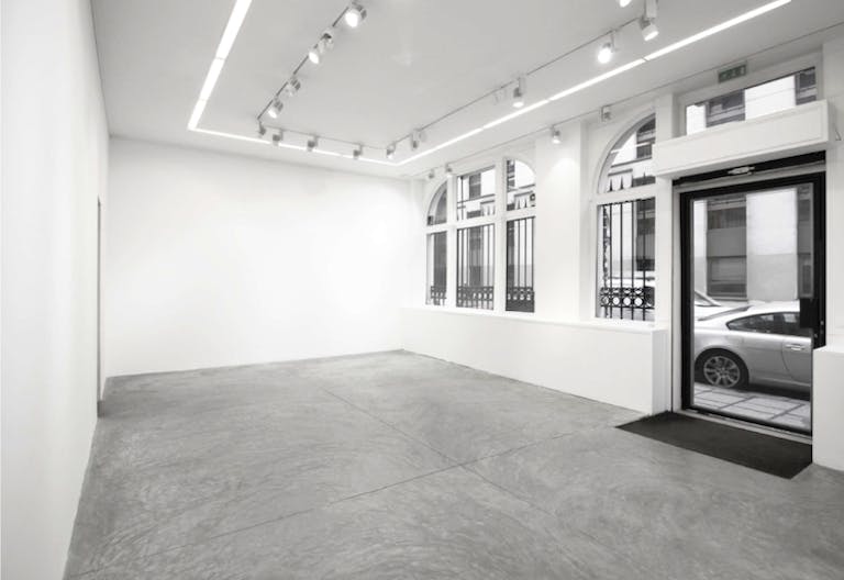 Large Showroom Rue Froissart - Image 1