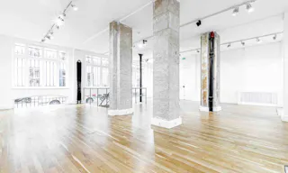 Large Fashion Showroom Rue des Minimes - Image 3