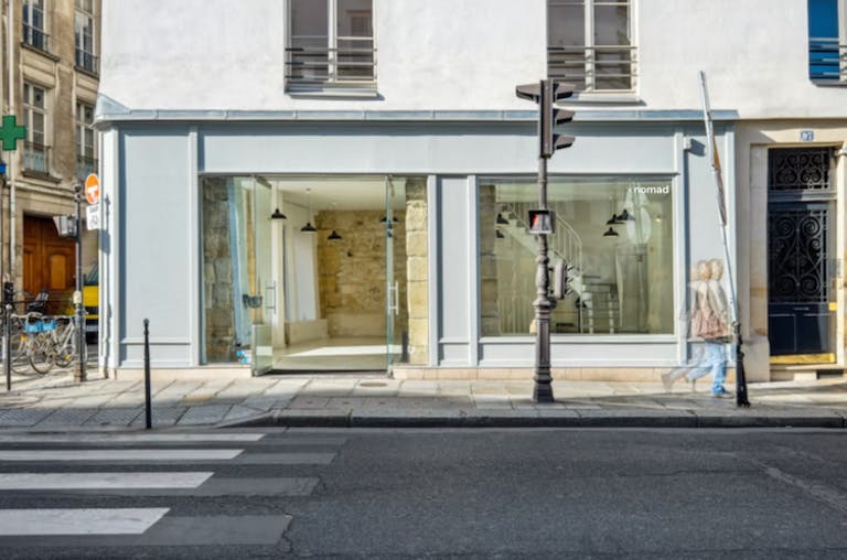 Corner space on Rue de Turenne - Image 0