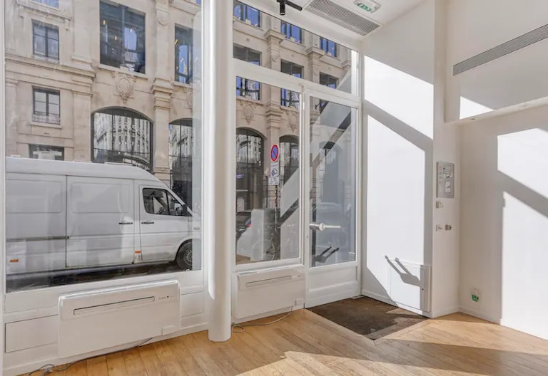 Elegant store in Etienne Marcel - Image 1