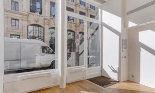 Luminous store in Etienne Marcel - Image 1