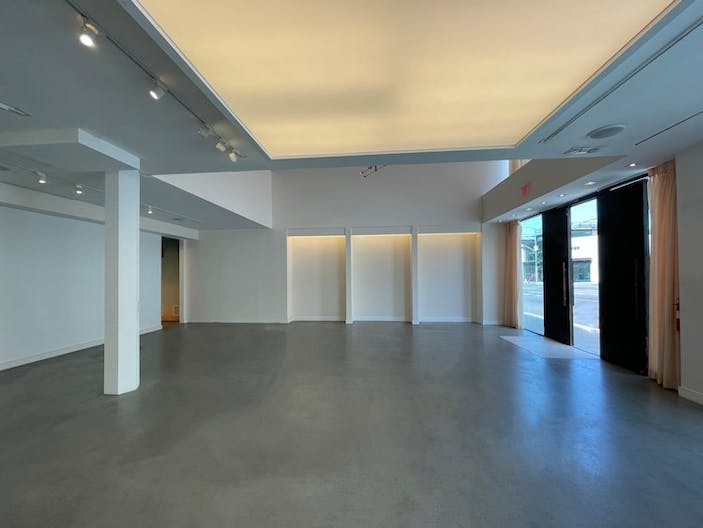 Beautiful 3-Story Space on Melrose - Image 2