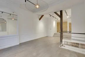 Premium Boutique in Le Marais - Image 10