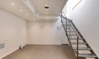 Luminous store in Etienne Marcel - Image 7