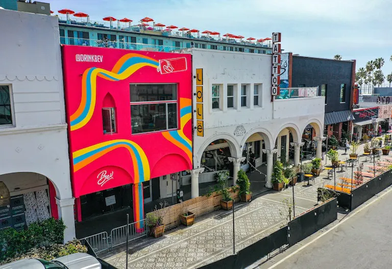 Iconic Retail Pop-Up on Windward Ave - Image 4