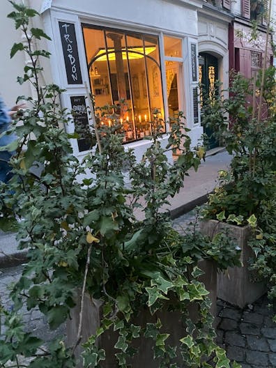 Café space in Montmartre - Image 1