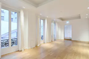Showroom Opera - Image 0