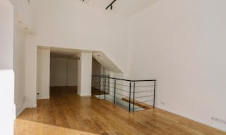 Luminous store in Etienne Marcel - Image 4