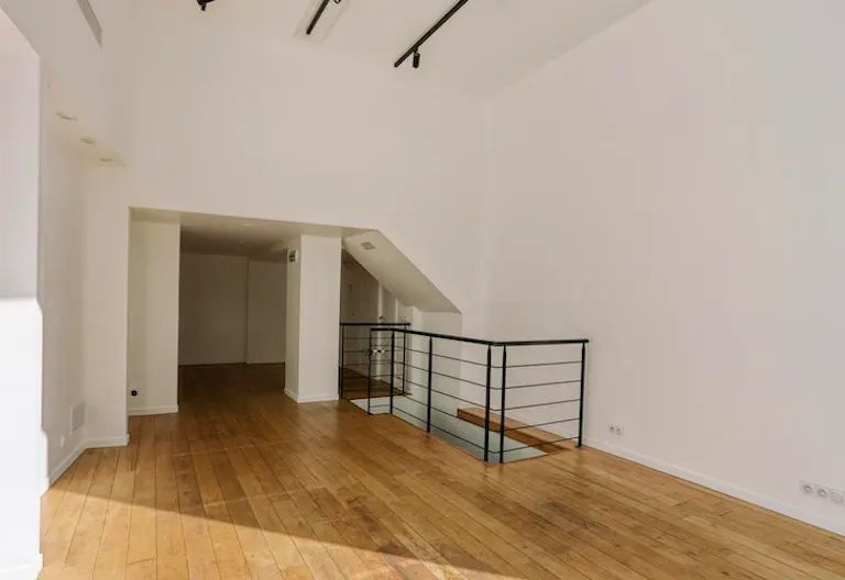 Luminous store in Etienne Marcel - Image 4
