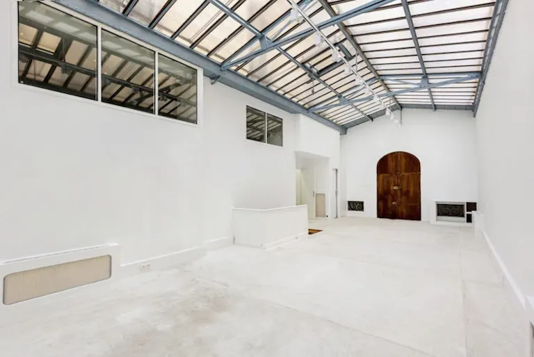 Showroom on Rue des Filles Du Calvaire - Image 4