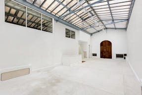 Showroom on Rue des Filles Du Calvaire - Image 4