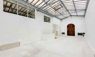 Showroom on Rue des Filles Du Calvaire - Image 4