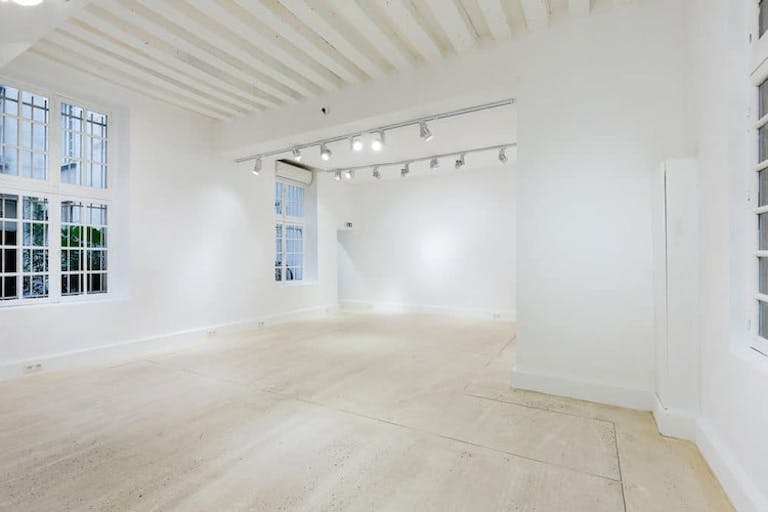 Gallery space on Rue du Temple - Image 1