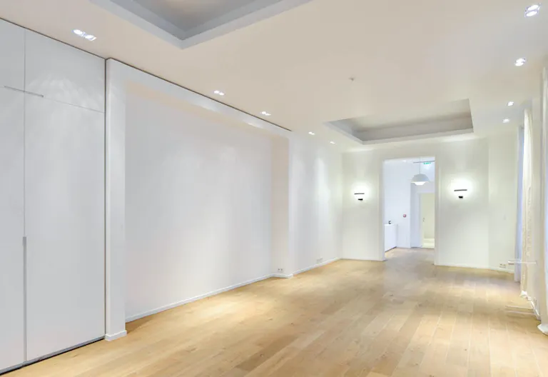 Showroom Opera - Image 3